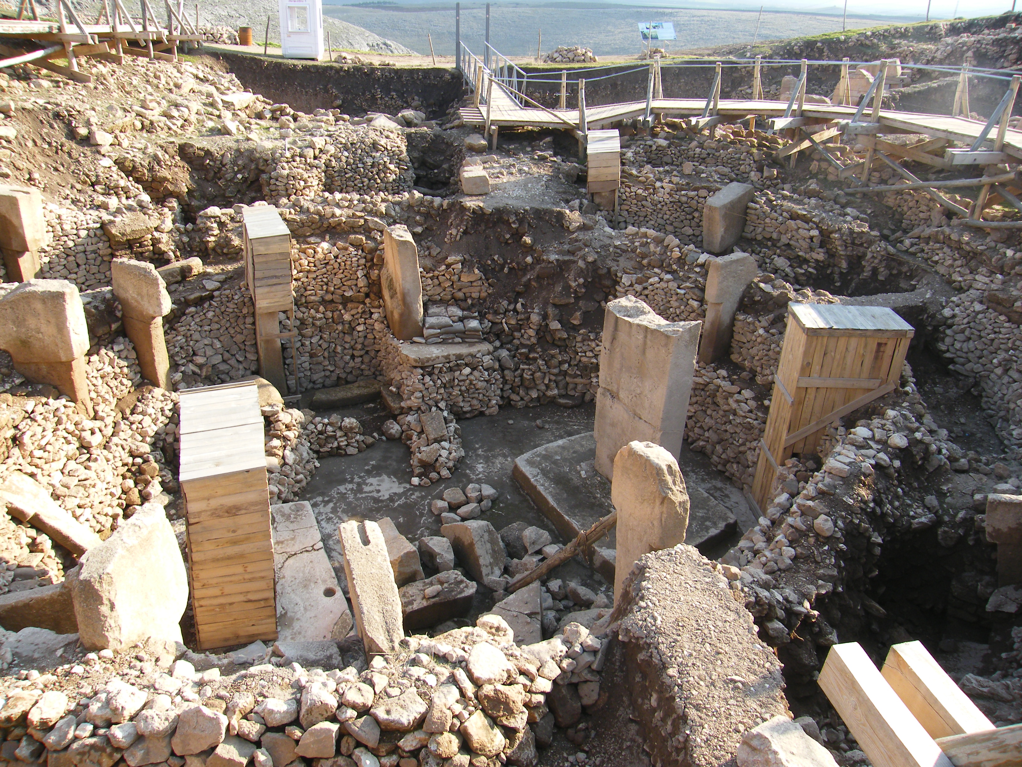 Strutture e pilastri di Göbekli Tepe durante gli scavi